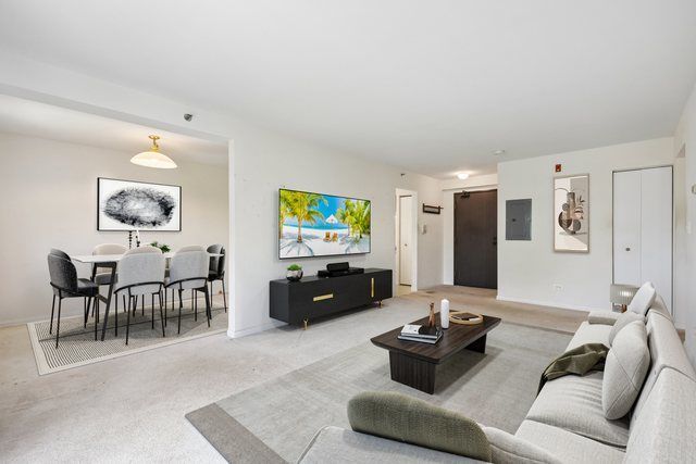 1 Villa Verde Drive 211, Buffalo Grove, IL 60089