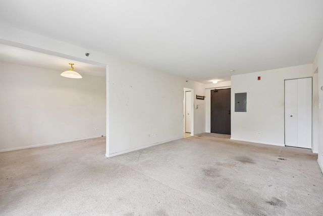1 Villa Verde Drive 211, Buffalo Grove, IL 60089