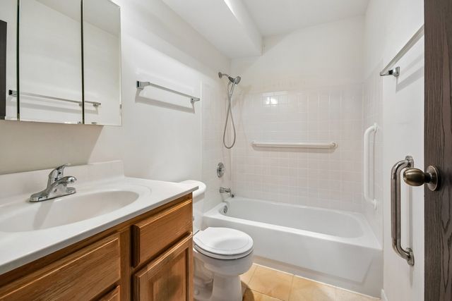 1 Villa Verde Drive 211, Buffalo Grove, IL 60089