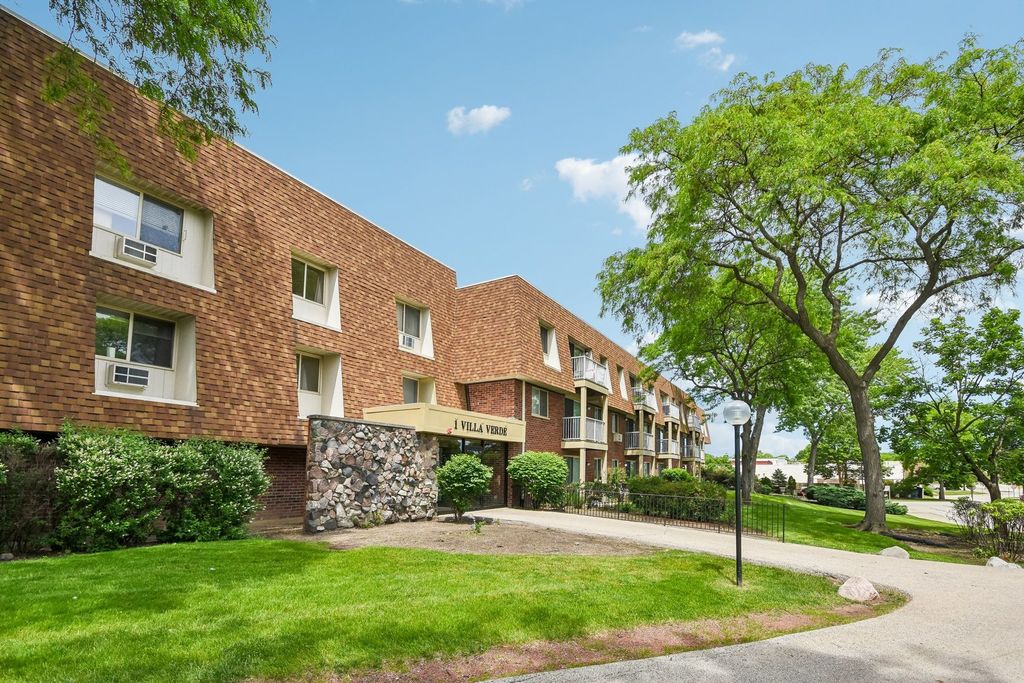 1 Villa Verde Drive 211, Buffalo Grove, IL 60089