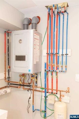 125 Arcola Avenue, Paramus, NJ 07652