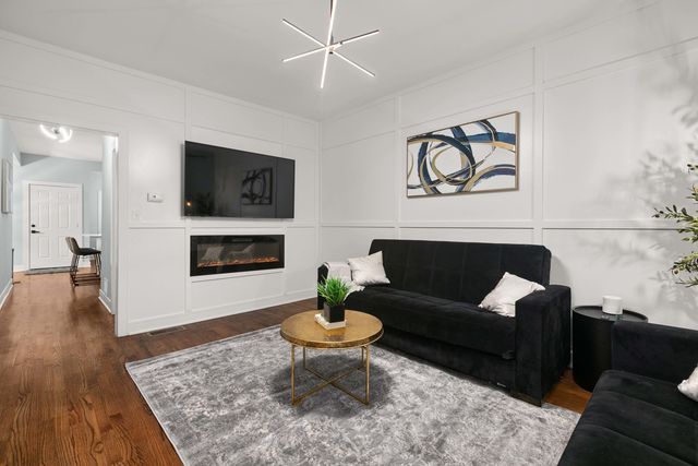 5155 W Roscoe Street, Chicago, IL 60641