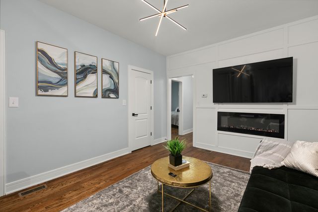 5155 W Roscoe Street, Chicago, IL 60641