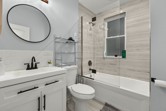 5155 W Roscoe Street, Chicago, IL 60641
