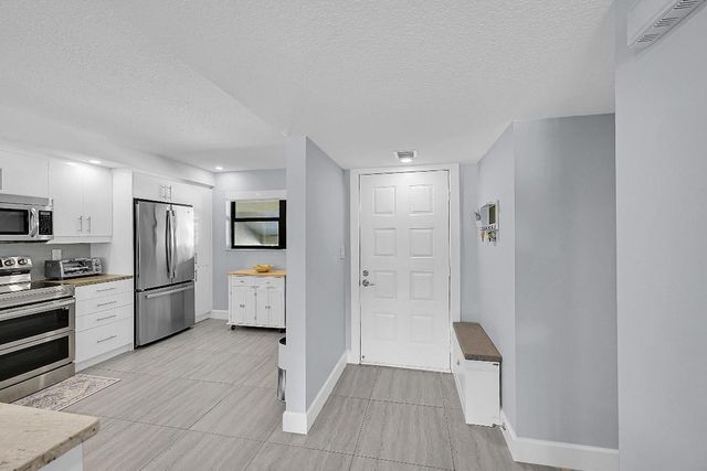 12870 Briarlake Drive 201, Palm Beach Gardens, FL 33418