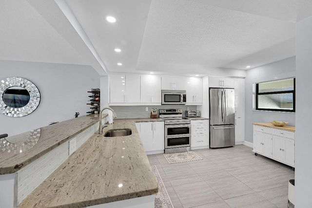 12870 Briarlake Drive 201, Palm Beach Gardens, FL 33418