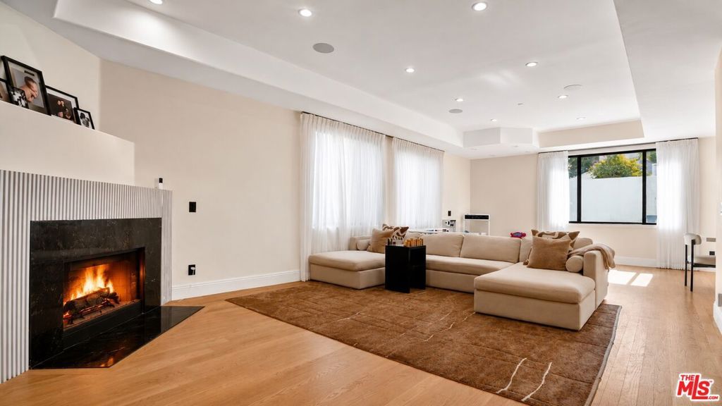 Image 10 of property listing at 447 S Almont Drive, Beverly Hills, CA 90211