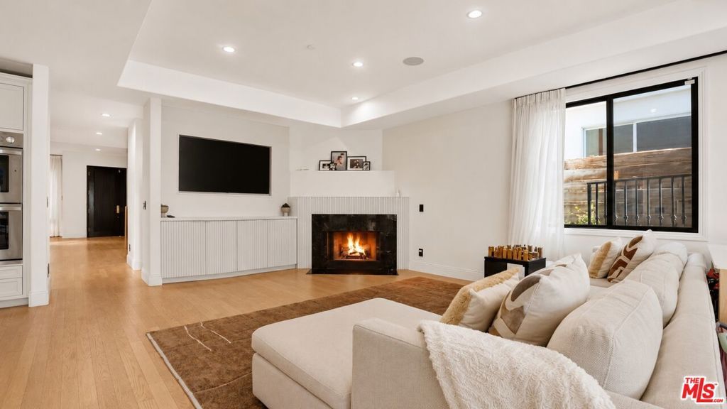 Image 11 of property listing at 447 S Almont Drive, Beverly Hills, CA 90211
