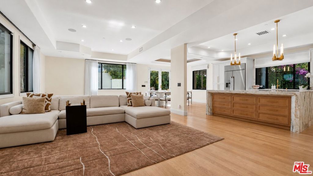 Image 12 of property listing at 447 S Almont Drive, Beverly Hills, CA 90211