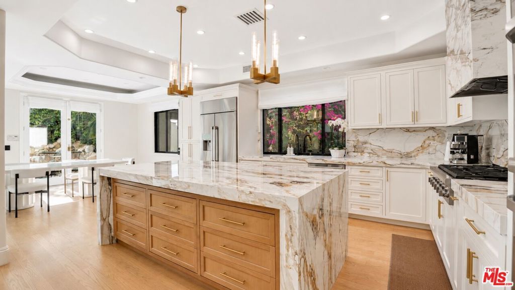 Image 13 of property listing at 447 S Almont Drive, Beverly Hills, CA 90211