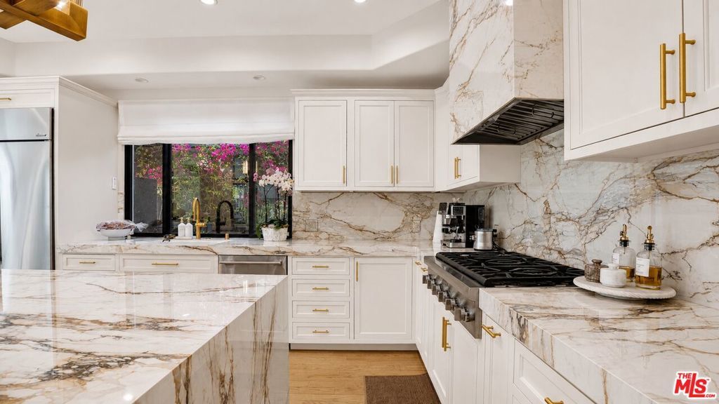 Image 14 of property listing at 447 S Almont Drive, Beverly Hills, CA 90211