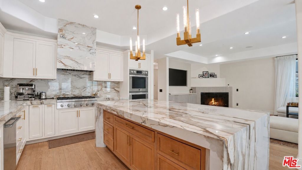 Image 15 of property listing at 447 S Almont Drive, Beverly Hills, CA 90211