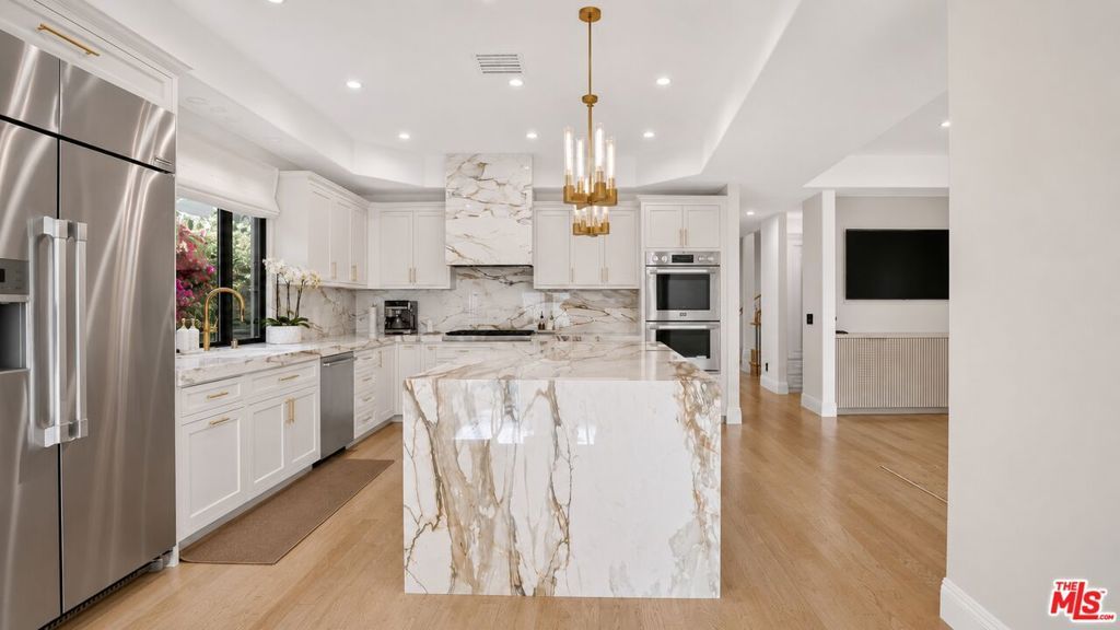 Image 16 of property listing at 447 S Almont Drive, Beverly Hills, CA 90211