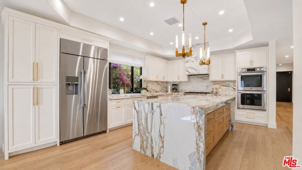 Image 17 of property listing at 447 S Almont Drive, Beverly Hills, CA 90211