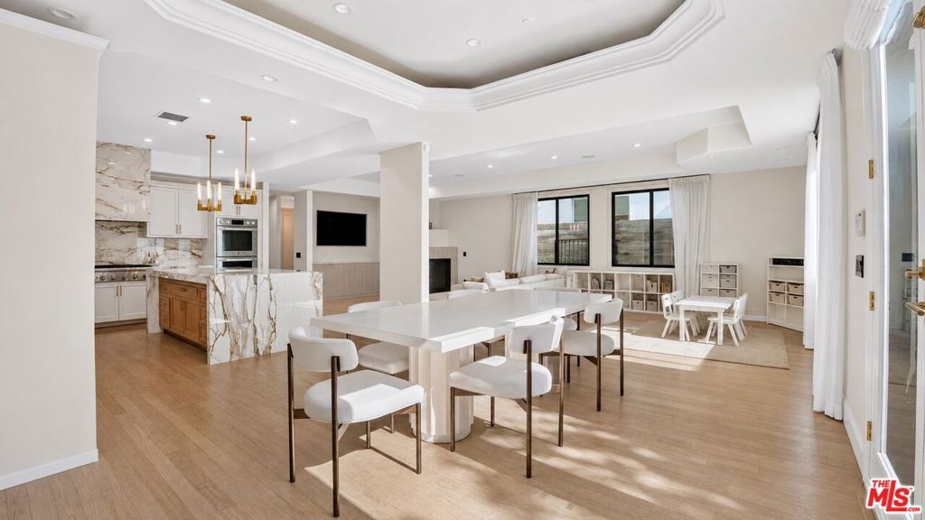 Image 18 of property listing at 447 S Almont Drive, Beverly Hills, CA 90211