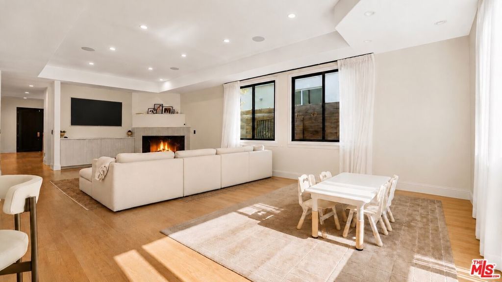 Image 19 of property listing at 447 S Almont Drive, Beverly Hills, CA 90211