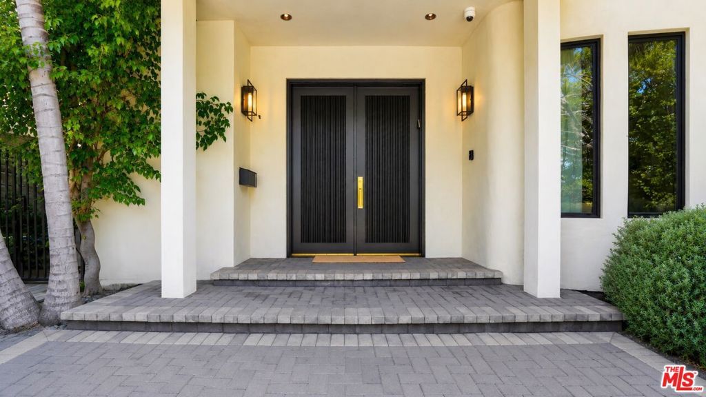 Image 2 of property listing at 447 S Almont Drive, Beverly Hills, CA 90211