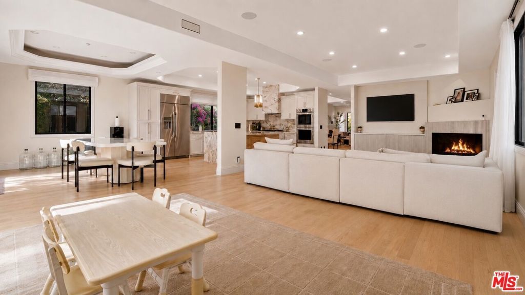 Image 20 of property listing at 447 S Almont Drive, Beverly Hills, CA 90211