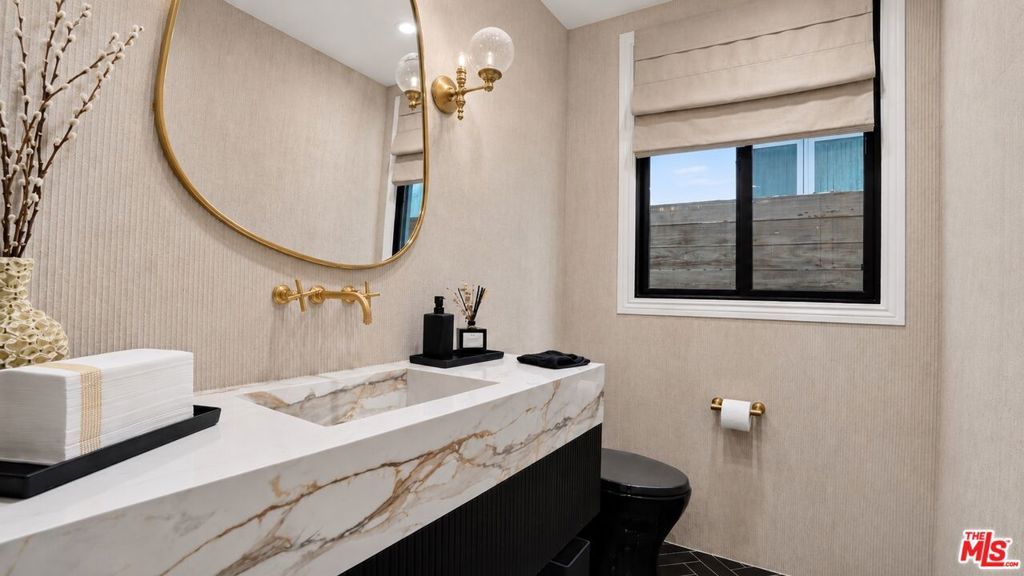 Image 21 of property listing at 447 S Almont Drive, Beverly Hills, CA 90211