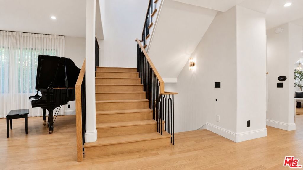 Image 22 of property listing at 447 S Almont Drive, Beverly Hills, CA 90211