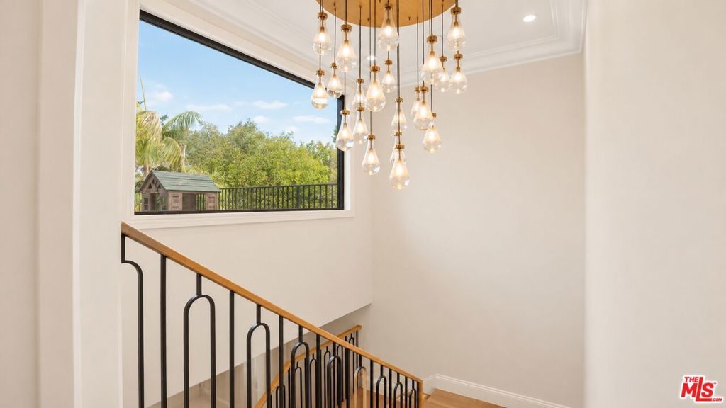 Image 23 of property listing at 447 S Almont Drive, Beverly Hills, CA 90211