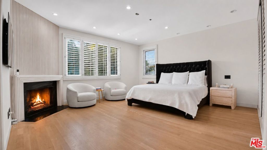 Image 24 of property listing at 447 S Almont Drive, Beverly Hills, CA 90211