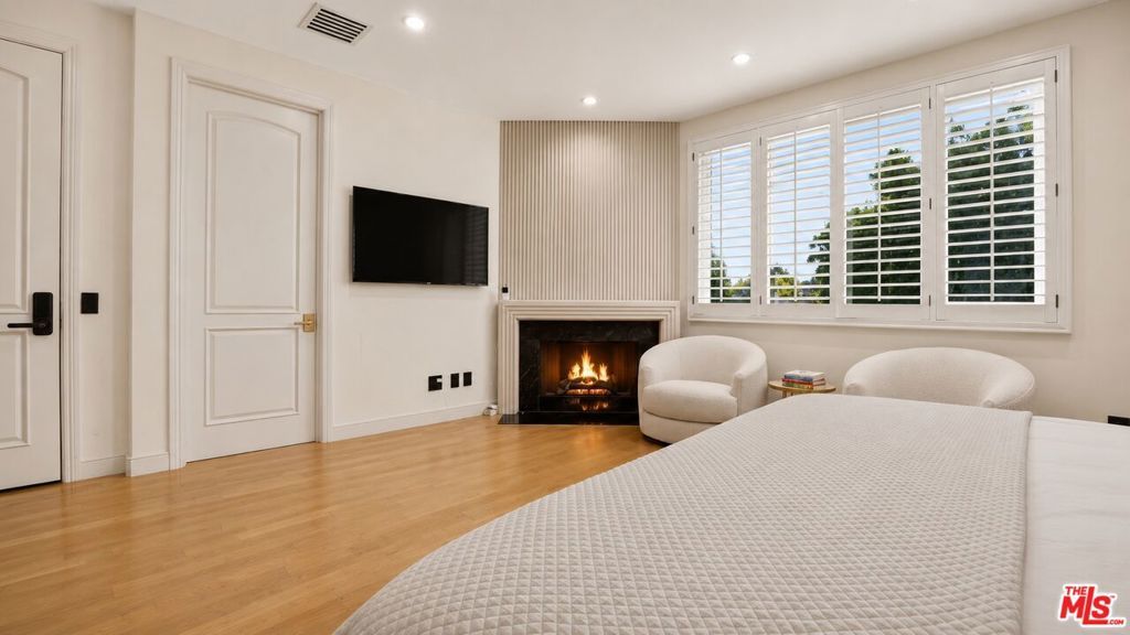 Image 25 of property listing at 447 S Almont Drive, Beverly Hills, CA 90211