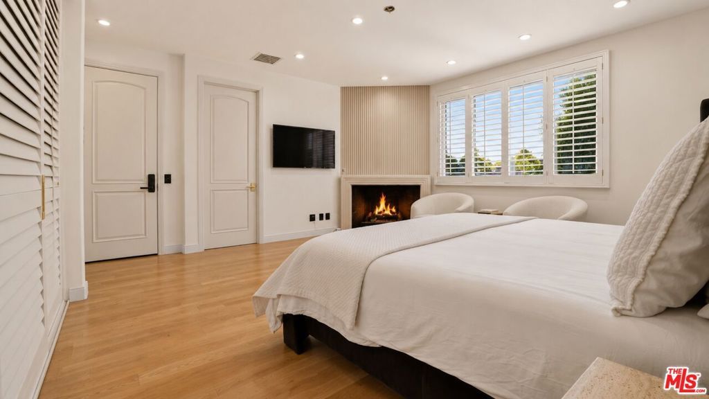 Image 26 of property listing at 447 S Almont Drive, Beverly Hills, CA 90211