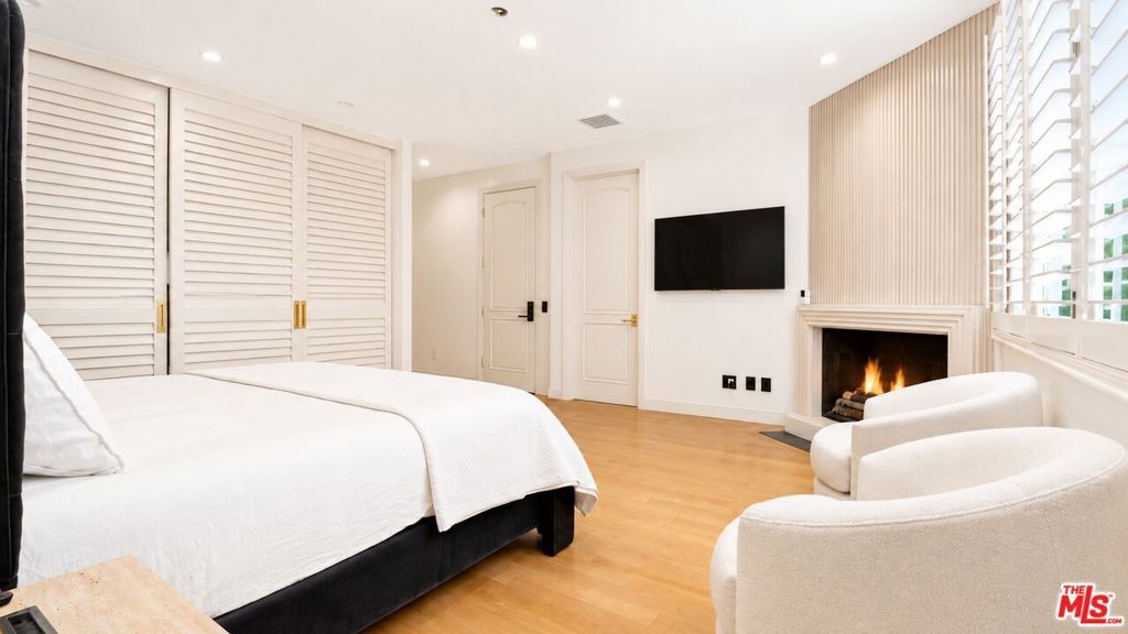 Image 27 of property listing at 447 S Almont Drive, Beverly Hills, CA 90211