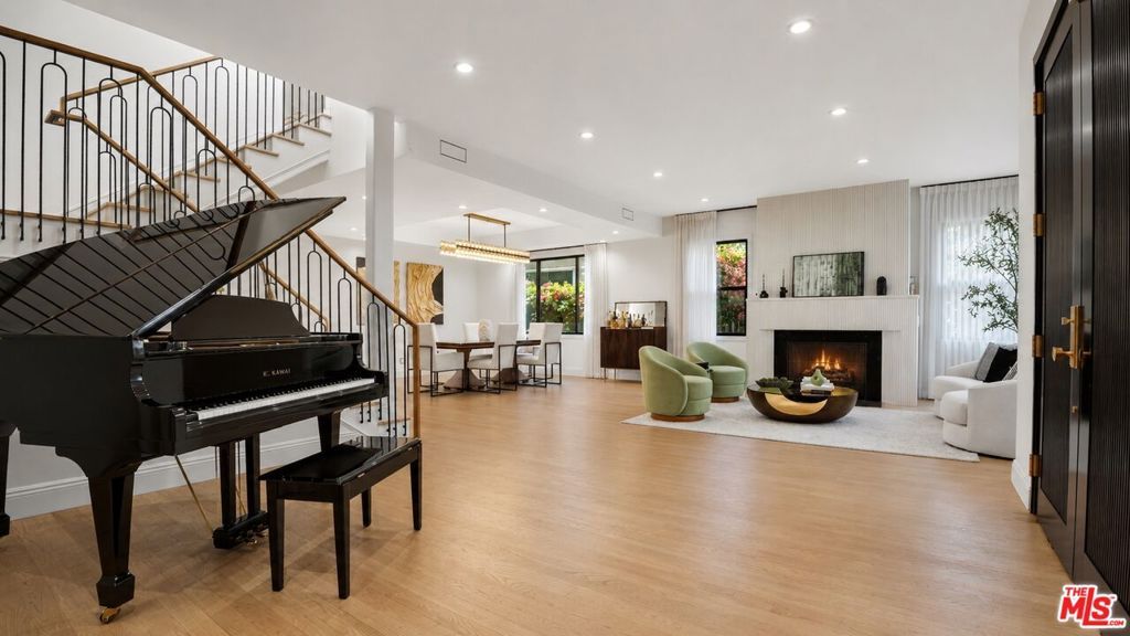 Image 3 of property listing at 447 S Almont Drive, Beverly Hills, CA 90211