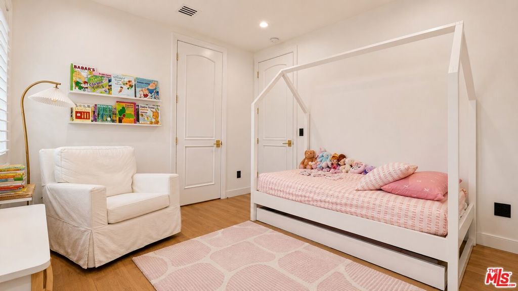 Image 32 of property listing at 447 S Almont Drive, Beverly Hills, CA 90211
