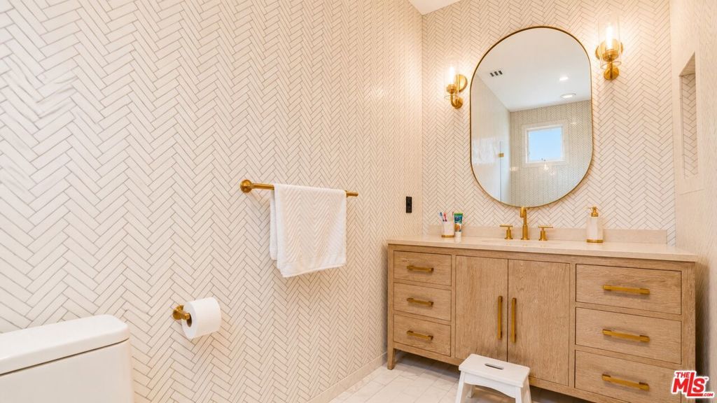 Image 34 of property listing at 447 S Almont Drive, Beverly Hills, CA 90211