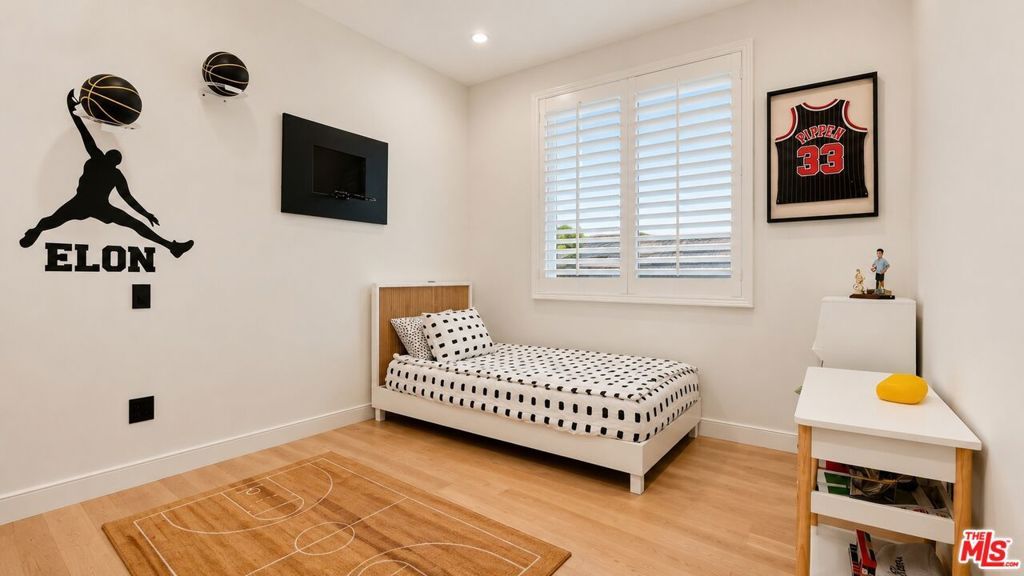 Image 35 of property listing at 447 S Almont Drive, Beverly Hills, CA 90211