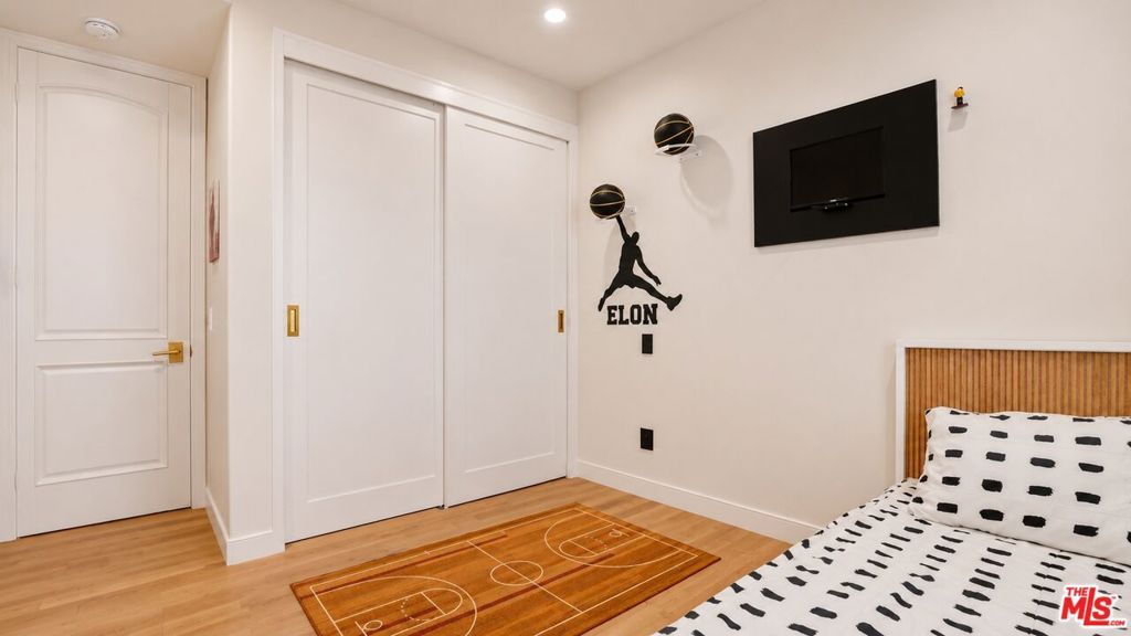 Image 36 of property listing at 447 S Almont Drive, Beverly Hills, CA 90211