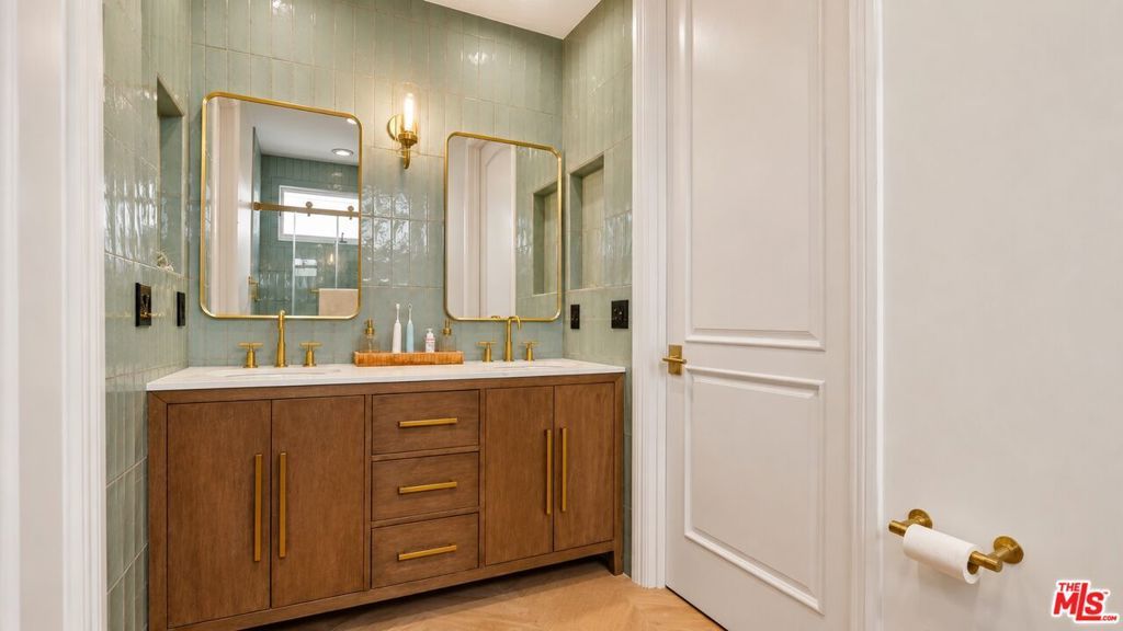 Image 37 of property listing at 447 S Almont Drive, Beverly Hills, CA 90211