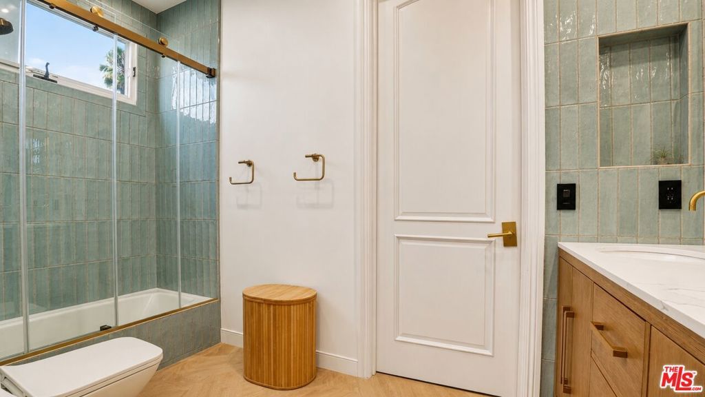 Image 38 of property listing at 447 S Almont Drive, Beverly Hills, CA 90211