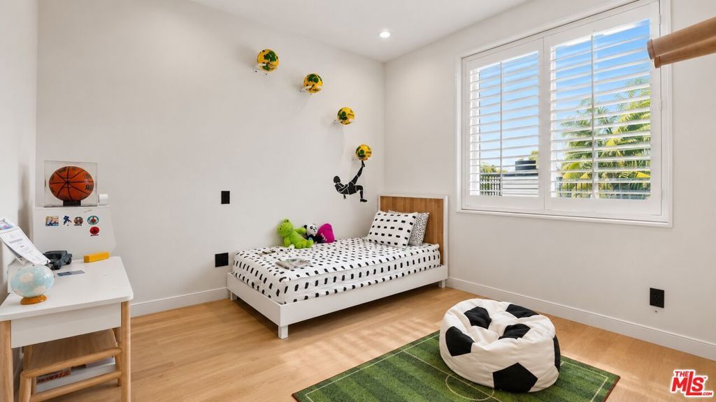 Image 39 of property listing at 447 S Almont Drive, Beverly Hills, CA 90211