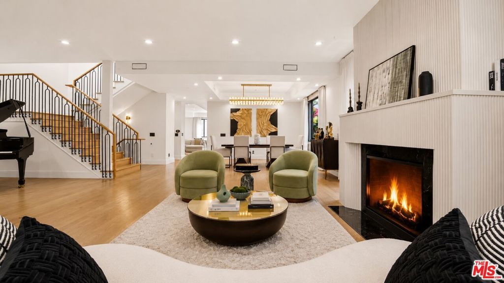 Image 4 of property listing at 447 S Almont Drive, Beverly Hills, CA 90211