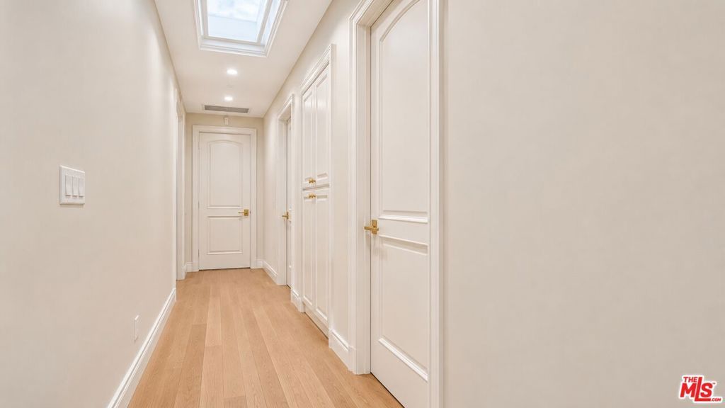 Image 41 of property listing at 447 S Almont Drive, Beverly Hills, CA 90211