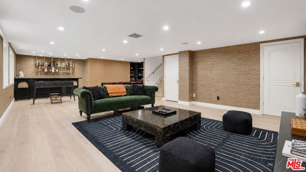 Image 42 of property listing at 447 S Almont Drive, Beverly Hills, CA 90211