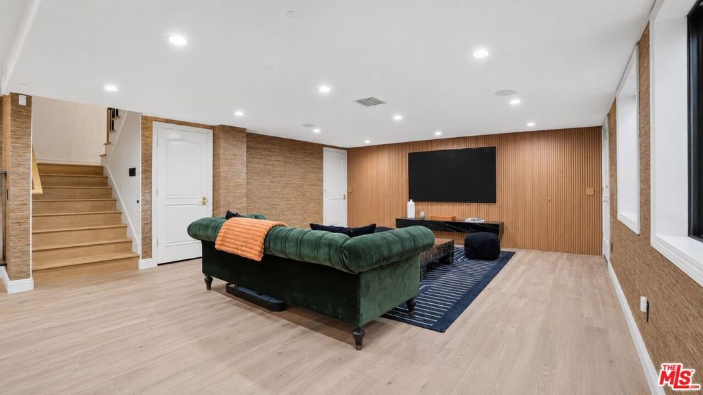 Image 43 of property listing at 447 S Almont Drive, Beverly Hills, CA 90211