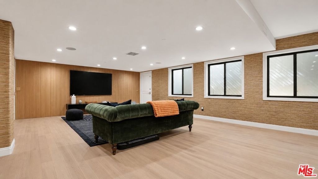 Image 44 of property listing at 447 S Almont Drive, Beverly Hills, CA 90211