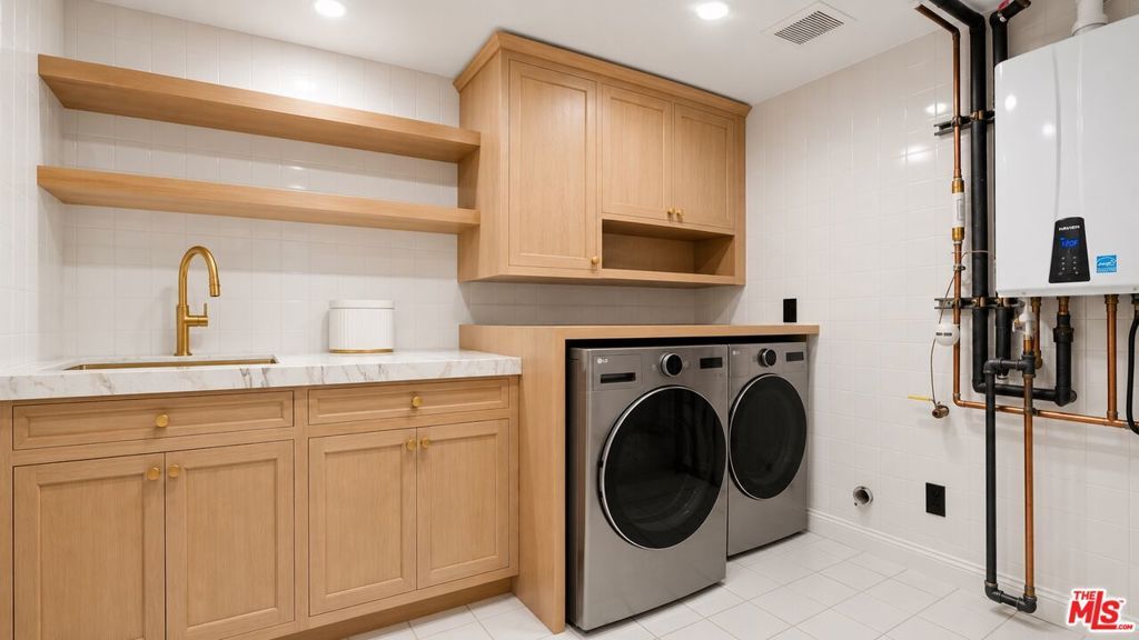 Image 51 of property listing at 447 S Almont Drive, Beverly Hills, CA 90211