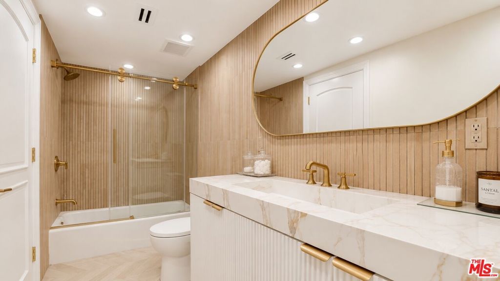 Image 52 of property listing at 447 S Almont Drive, Beverly Hills, CA 90211