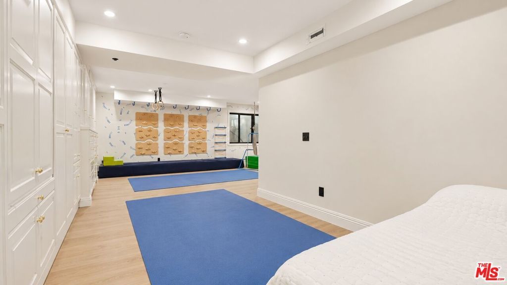 Image 55 of property listing at 447 S Almont Drive, Beverly Hills, CA 90211
