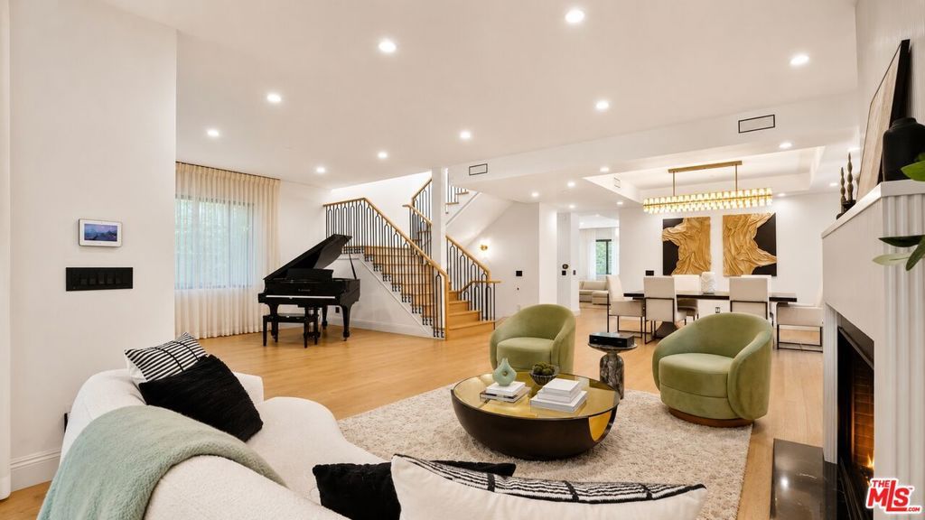 Image 6 of property listing at 447 S Almont Drive, Beverly Hills, CA 90211
