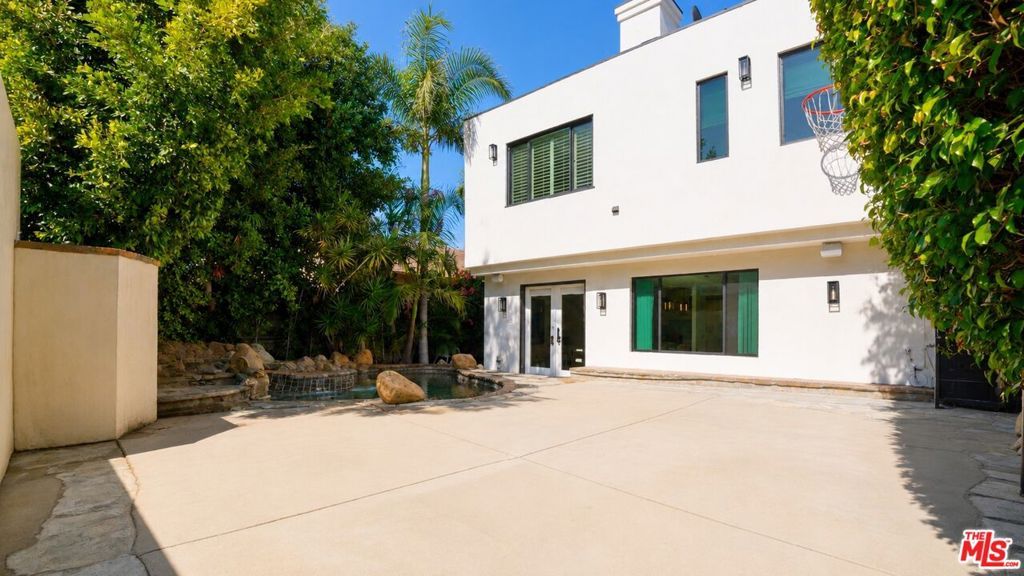 Image 60 of property listing at 447 S Almont Drive, Beverly Hills, CA 90211