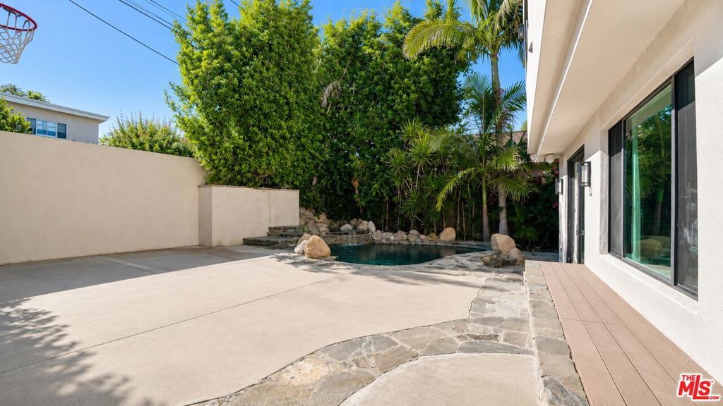 Image 61 of property listing at 447 S Almont Drive, Beverly Hills, CA 90211