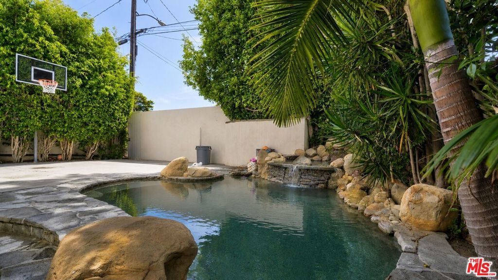 Image 62 of property listing at 447 S Almont Drive, Beverly Hills, CA 90211