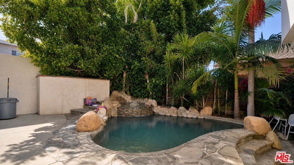 Image 63 of property listing at 447 S Almont Drive, Beverly Hills, CA 90211